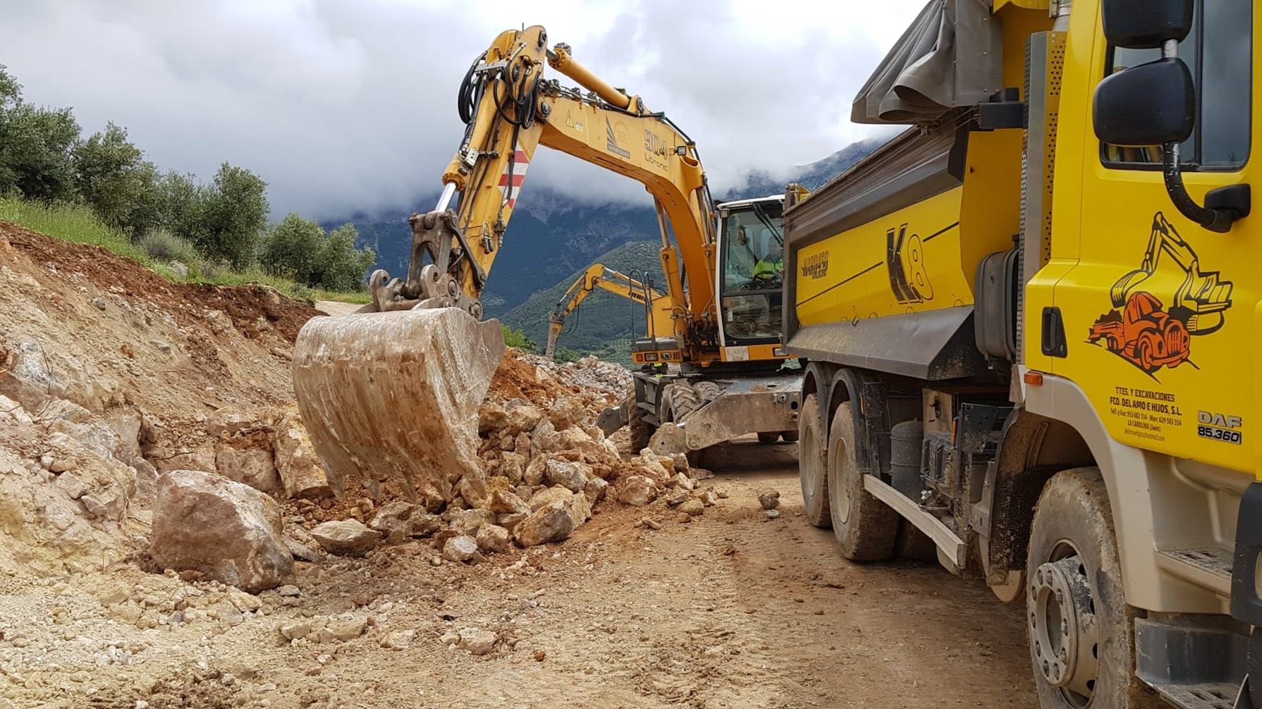 Excavadora en pleno trabajo