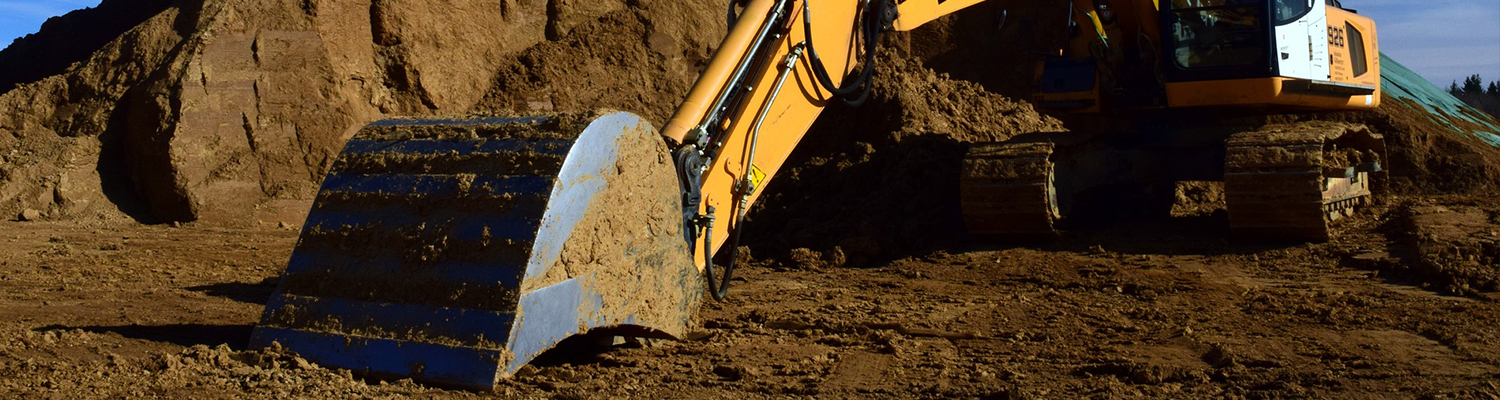 Excavadora amarilla haciendo excavaciones en Jaen